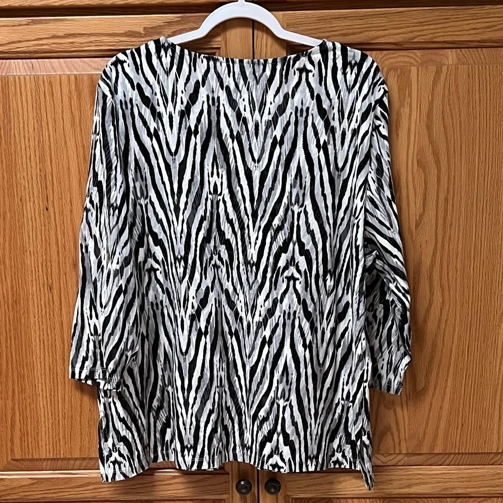 Alfred Dunner Black and White Zebra Print Blouse, EUC, Size 2X - Picture 2 of 4